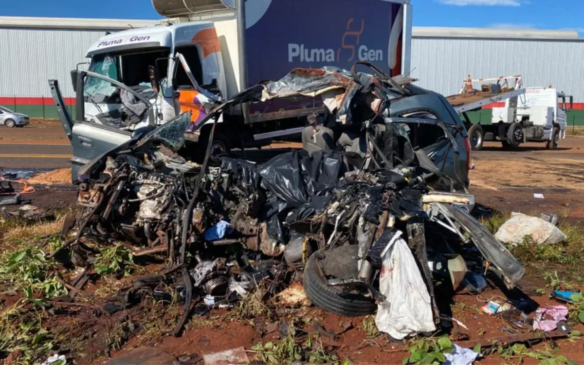 Colisão entre carro e caminhão deixa seis mortos da mesma família em Rolândia