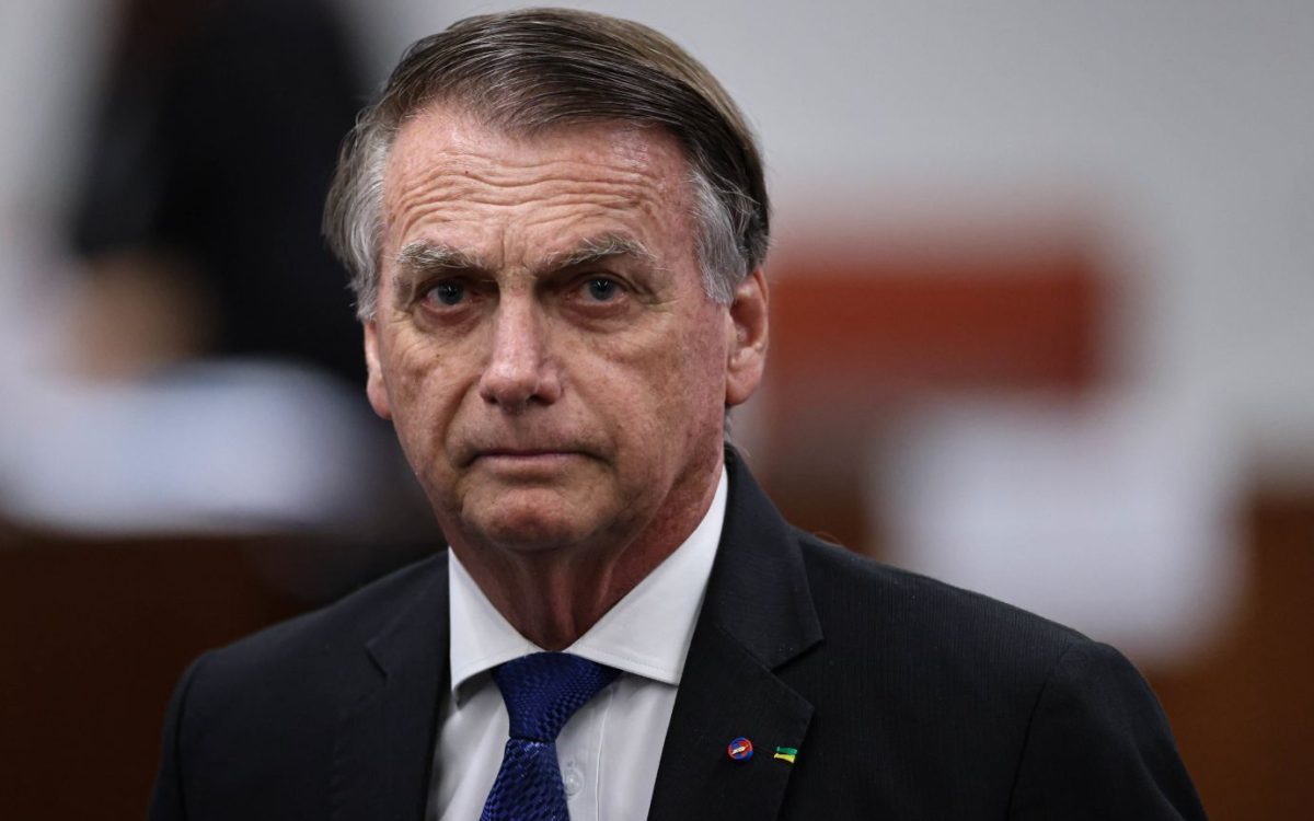 Médicos afirmam que Bolsonaro ainda corre risco de vida após novo quadro de pneumonia
