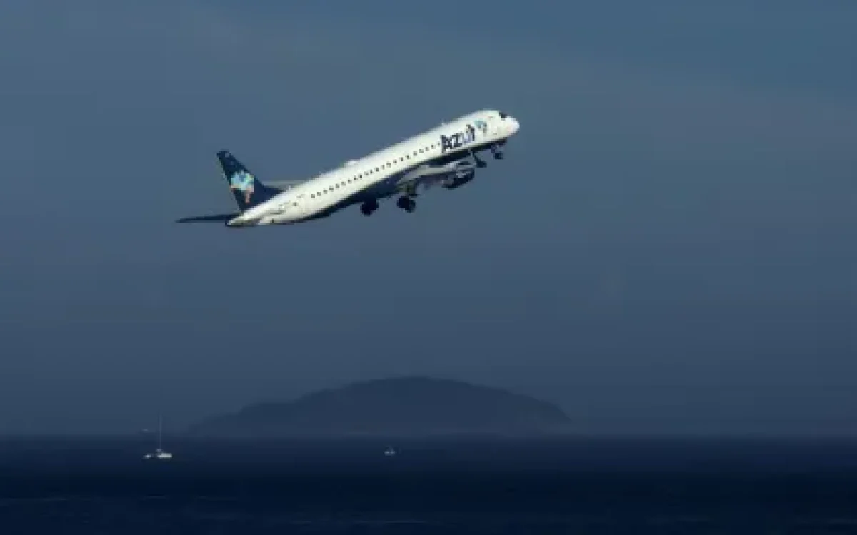 Ações da Azul despencam após conversão de dívidas em papéis na bolsa