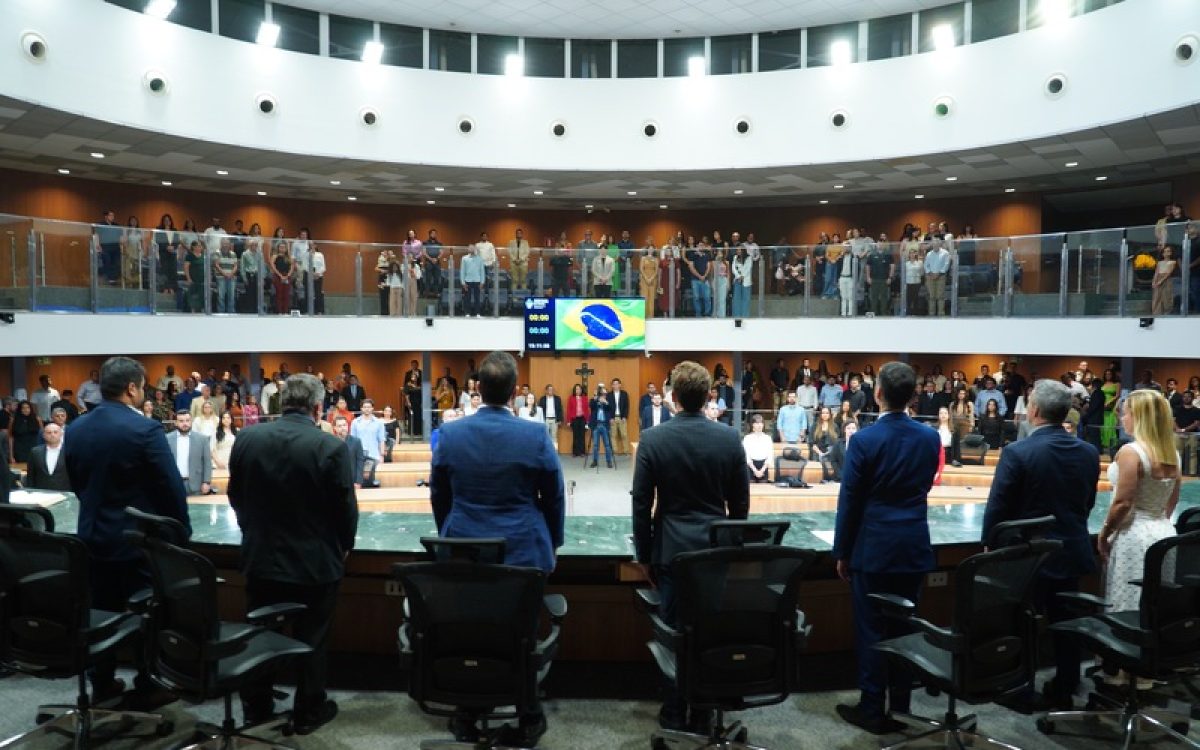 Bruno Peixoto reconhece trabalho de profissionais da engenharia, designers de interiores e arquitetos