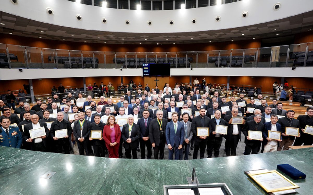 Por iniciativa de Bruno Peixoto, Parlamento comemora, pela 1ª vez, o Dia do Padre